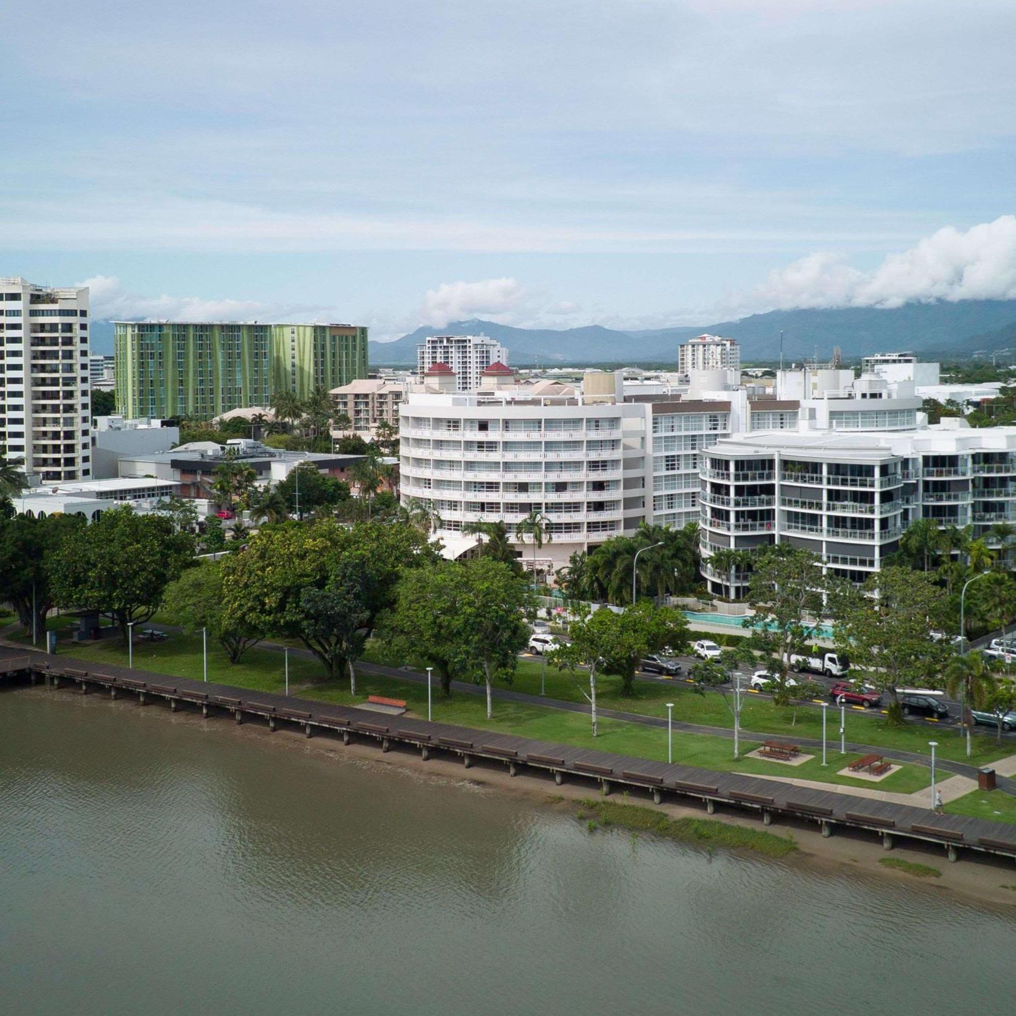 Doubletree By Hilton Cairns Hotell Eksteriør bilde